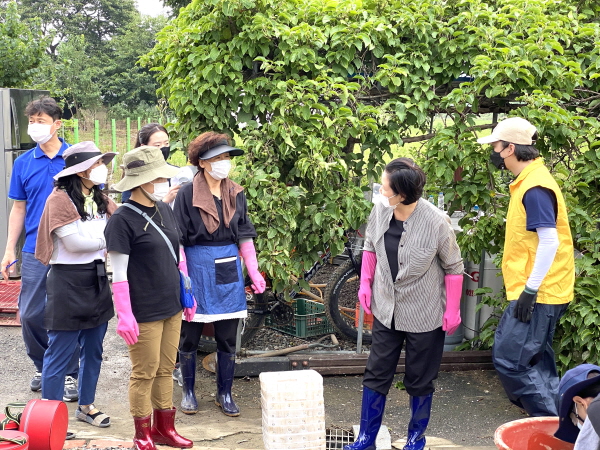 철원 피해복구현장에서 봉사하시는 김정숙 여사님 철원 피해복구현장에서 봉사하시는 김정숙 여사님