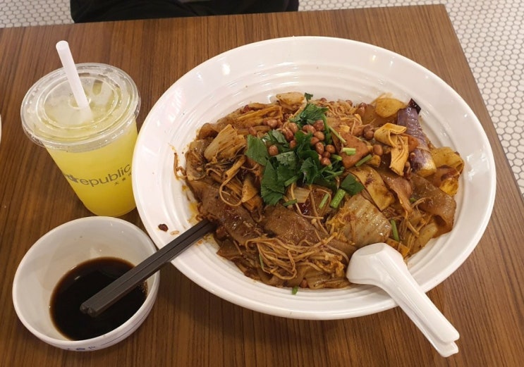  위즈마(Wisma Atria)에서 마라샹궈 먹고 왔어요.