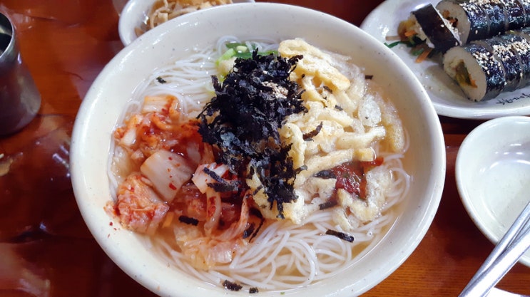 '명동의 숨은 맛집 - 명동할머니국수 본점' 유부김치국수와 김밥으로 런치타임 즐기기