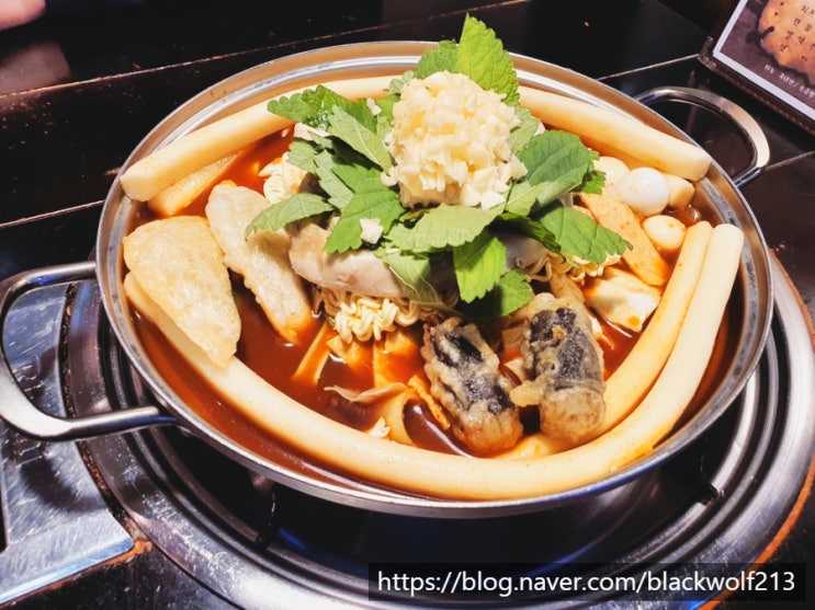 명동 화덕피자앤떡볶이 후기 - 마늘과 곱창의 풍미가 스며들은 떡볶이와 피자
