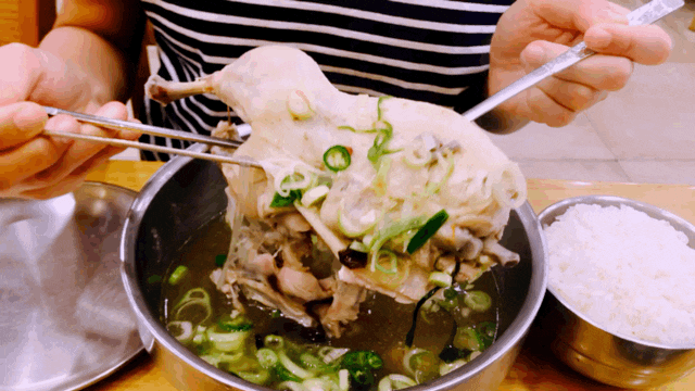  여기 곰탕에 닭고기 추가요! 푸짐한 동묘역맛집 [동묘백숙닭국수]