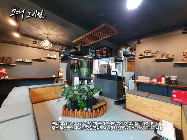  홀 안쪽에서 입구 쪽을 쳐다 본 모습입니다.