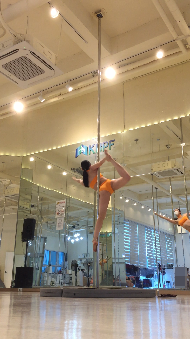 폴댄스 수업 170회차] 아라베스크가 늘고 있는 신비로움에 대하여 : 네이버 블로그, image size:750x1334