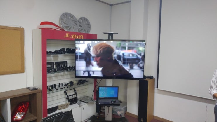 인천 SK 회의실 - 디지털사이니지를 이동식 스탠드형 거치대에 설치