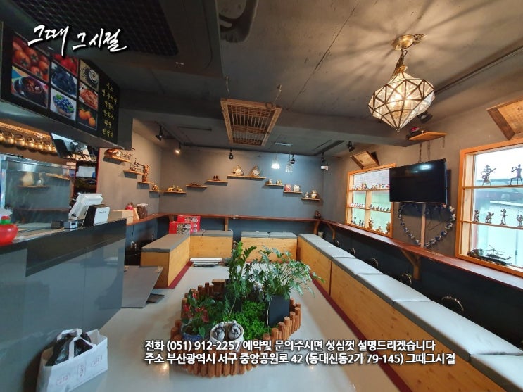  홀 안으로 한 발 들어서서 보이는 모습