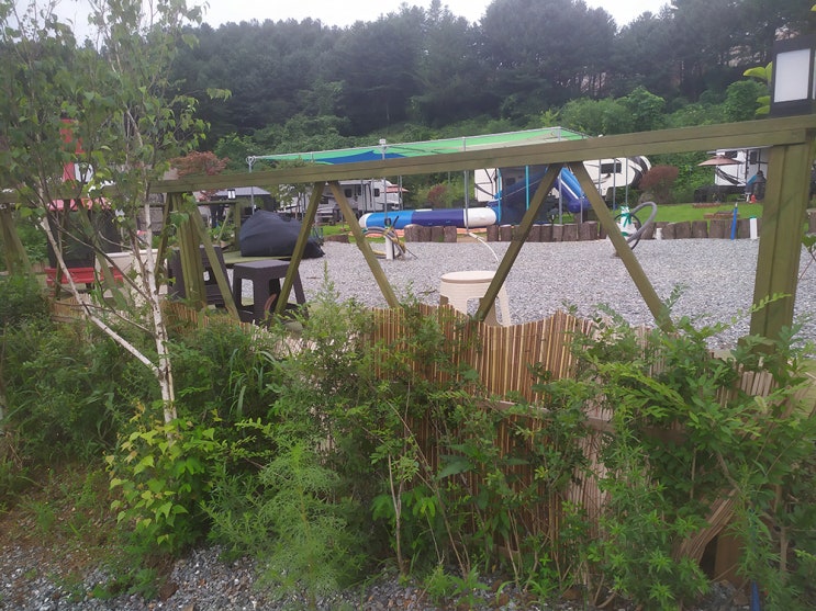  코아하우징 인조 발 시공 업체 인조 갈대 볏짚 이엉 지붕 자재 - 강원도 캠핑장 울타리 인조발 시공사례