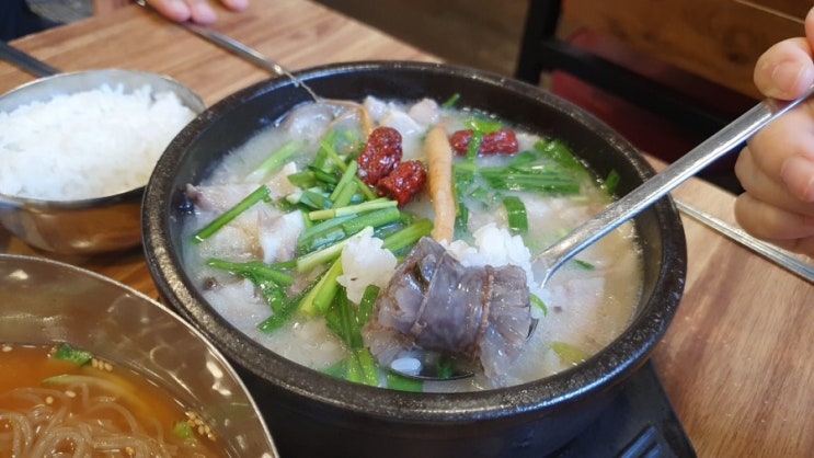  경복궁역 서촌 밥집 "단골되는 맛의 한방순대국"