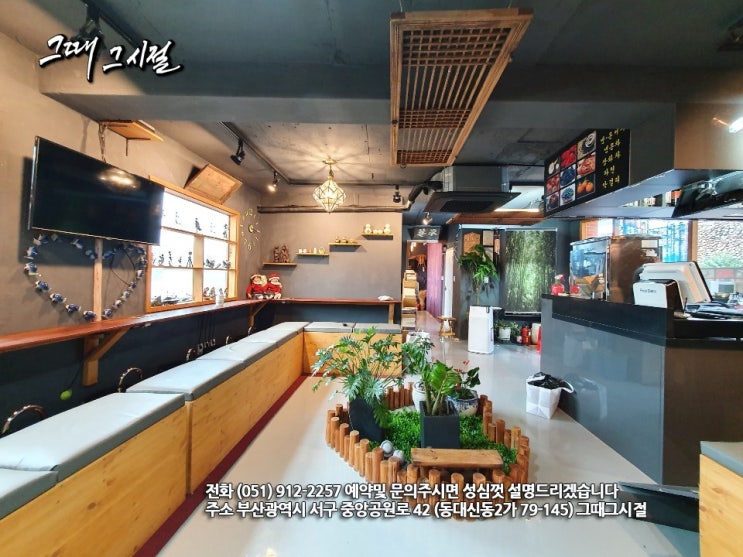  홀 안쪽에서 뒤로 돌아다 본 모습입니다.