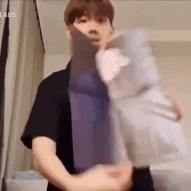 팬들한테 꾸준히 앨범 사지 말라는 아이돌 엑소 백현 팬들한테 꾸준히 앨범 사지 말라는 아이돌 엑소 백현