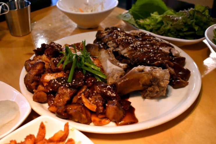  바지락칼국수를 무한리필로 즐기는 홍대 족발 맛집 - 홍대입구역 홍대칼족 홍대본점