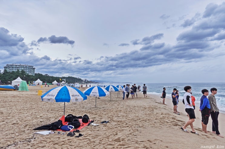 코로나-19와 긴 장마로 한산한 경포해수욕장 코로나-19와 긴 장마로 한산한 경포해수욕장