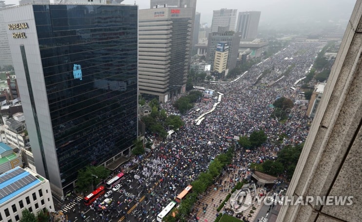  집단감염 우려 속 광복절집회 강행…'경찰에 폭력' 8명 체포(종합)