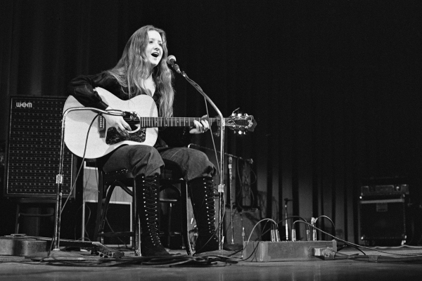 21살의 보니 레이트(Bonnie Raitt)가 커버하는 조니 미첼(Joni Mitchell)의 'Woodstock'