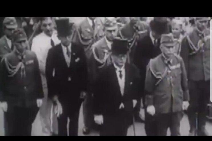 트럼프 트위터 근황 : 1945년 8월 15일 일본 항복사인 트럼프 트위터 근황 : 1945년 8월 15일 일본 항복사인