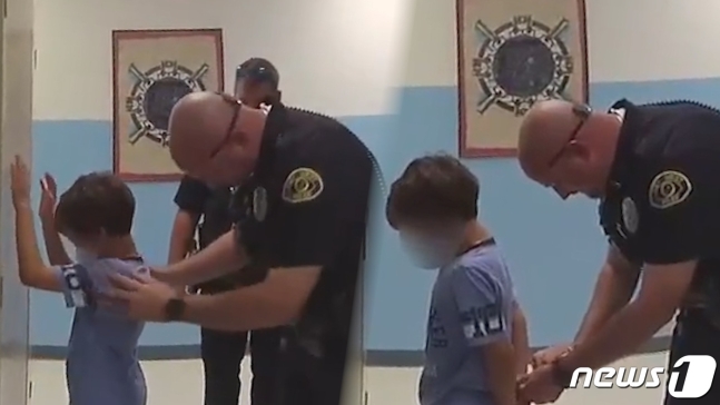 [영상]'8살 아이에게 수갑 채울 수 있을까?'...채우는 경찰과 우는 아이
