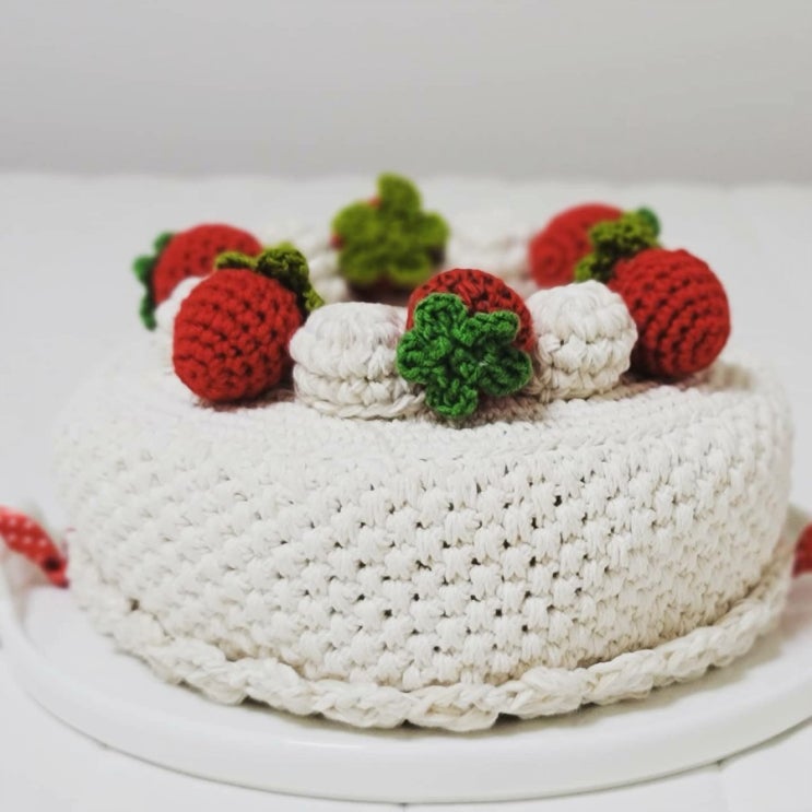 코바늘 뜨개-딸기 생크림 케이크 만들었어요