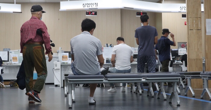 한국은행 "전국민 3명 중 1명은 봉쇄강화시 일자리 위험"