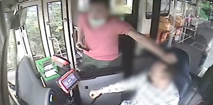 (영상)"마스크 제대로 써달라" 버스기사 머리채잡고 폭행한 60대 남성 현행범 체포 구속후 보니 전과11범 (영상)"마스크 제대로 써달라" 버스기사 머리채잡고 폭행한 60대 남성 현행범 체포 구속후 보니 전과11범