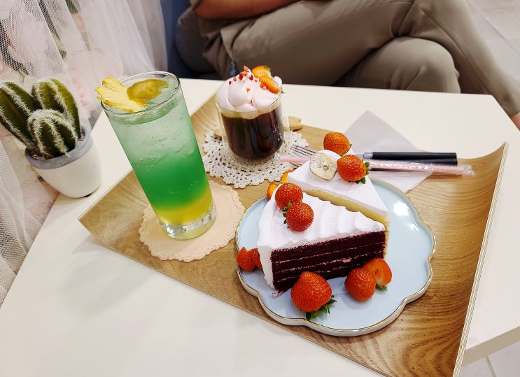 라페스타카페 달보드레 카페에서 이색적인 음료를 라페스타카페 달보드레 카페에서 이색적인 음료를