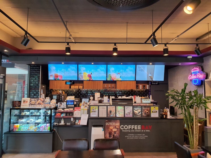  이동욱 모델인 카페 coffeebay커피베이 디지털메뉴판 모니터