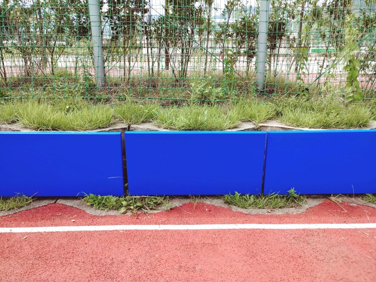  전북 고창 월암축구장 생활축구경기장 돌벽 충격흡수 야외펜스 - 다오코리아 안전 보호벽매트(안전패딩) 설치