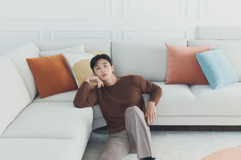 Let's Check Out the Fabric Sofa Featured by Actor Park Seo-joon!