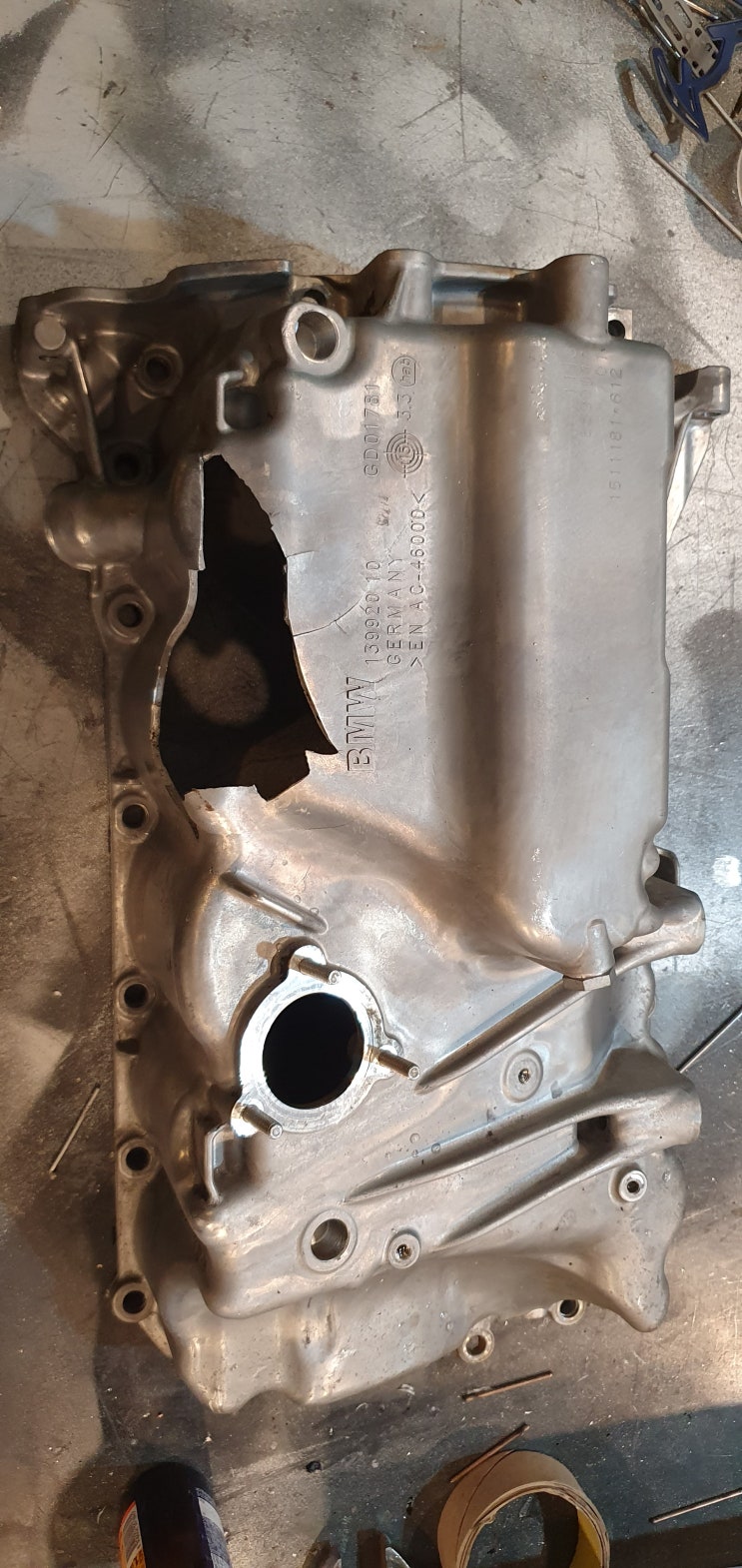  파손된 BMW 오일팬 수리 알루미늄용접 보수자료 입니다.