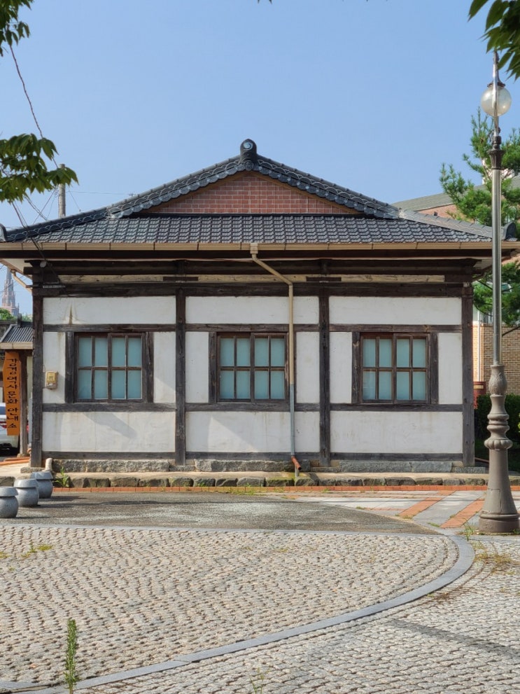  논산 가볼만한곳, 현재 강경 역사문화 안내소로 이용되는 "구 강경노동조합(舊江景勞動組合, 국가등록 문화재 제323호)