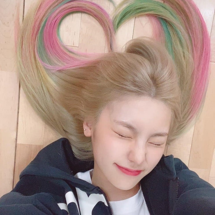  있지 예지 솜사탕 헤어 깔맞춤 착장