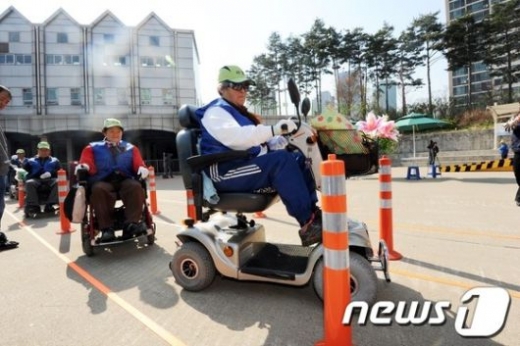 전동휠체어는 '차량'일까… 대물사고 보상 가능