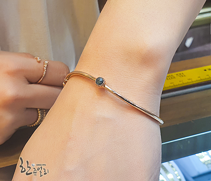 18k 뱅글팔찌 청다이아 세팅으로 심플+포인트까지 18k 뱅글팔찌 청다이아 세팅으로 심플+포인트까지