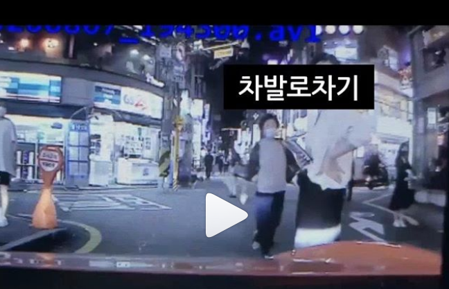  “경적 울리니 마스크 안 쓴 사람이 차를 발로 차고 어머니를 때립니다” (영상)