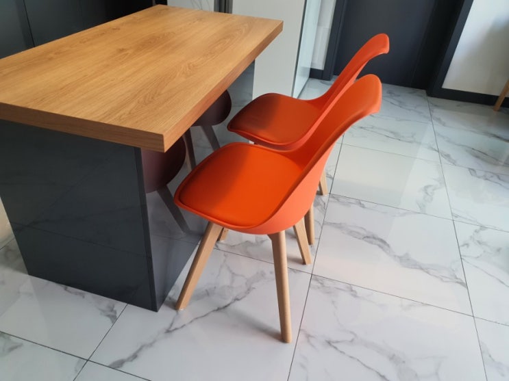 인테리어 주황색 의자