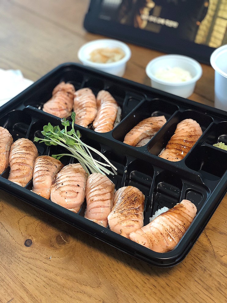  연어로만 논현점에서 포장해서 먹은 아부리초밥, 제 최애 연어집이에요.