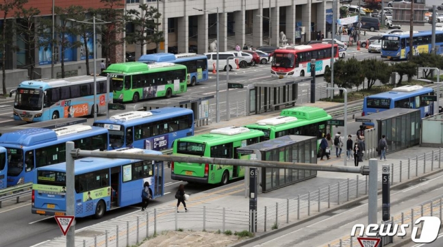 서울시, 버스·지하철 요금 최대 300원 인상 추진한다