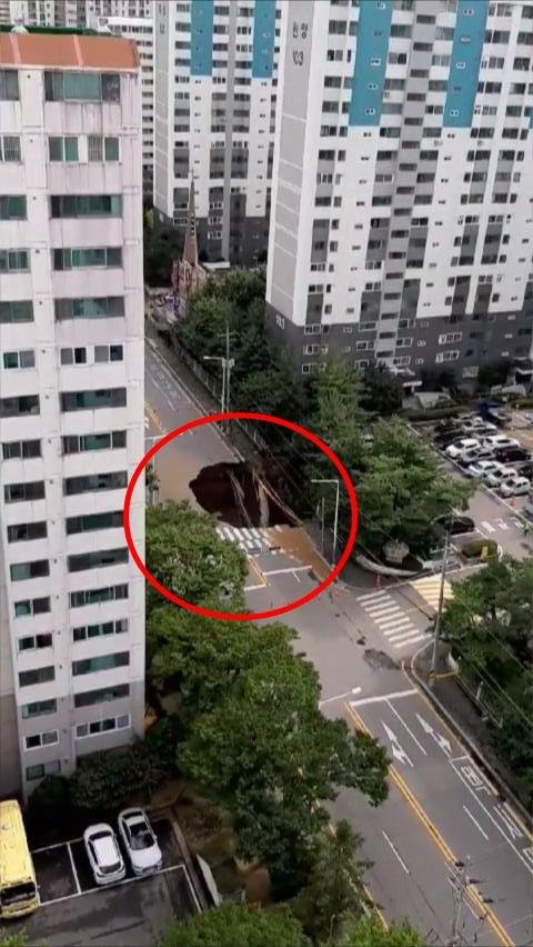경기 구리 교문동 대형 싱크홀 발생 경기 구리 교문동 대형 싱크홀 발생