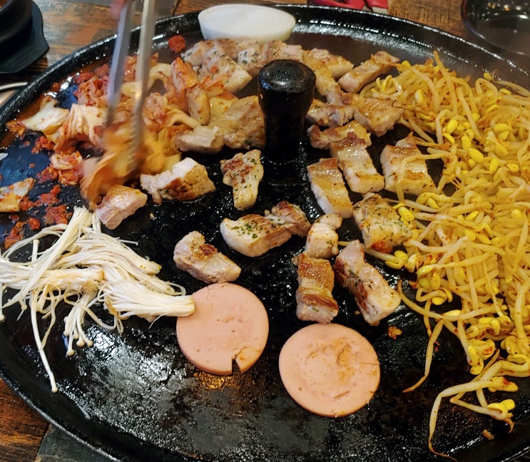  민락동고기집 "늘돈솥삼겹" 삼겹살과 파김치의 조화~:)