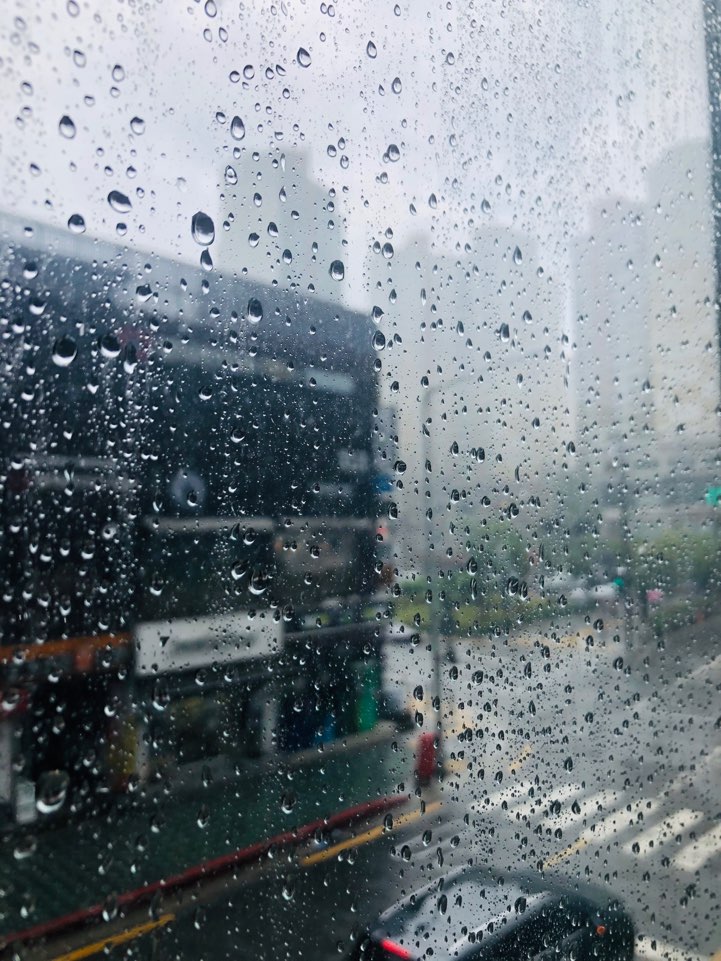  하늘에 구멍이 뚫렸나보다 덕분에 맘스터치 햄버거 먹고왔네