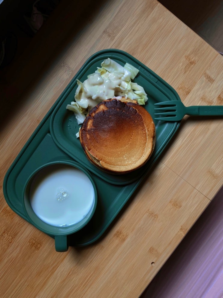 [집밥] 한적한 주말에 해보는 홈카페 브런치 핫케이크와 양배추 랜치 샐러드