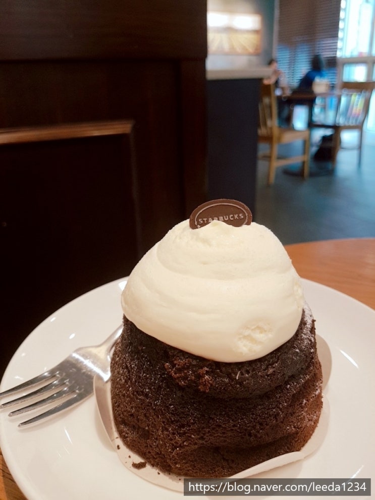  [스타벅스 클라우드 초콜렛케이크] 먹어보았다(가격,맛,칼로리)_내돈내산