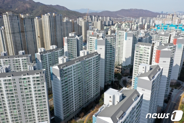 `매물잠김`에 몸값 치솟는 재건축 아파트 `매물잠김`에 몸값 치솟는 재건축 아파트