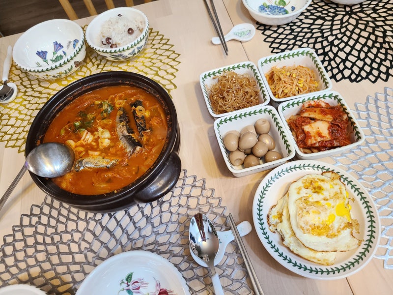 칠리위치 달리아 테이블 매트 써보니 만족스러워