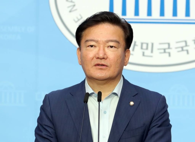 '<b>자가격리</b> 무단이탈' 고발 당한 <b>민경욱</b> "법적 근거 대라"