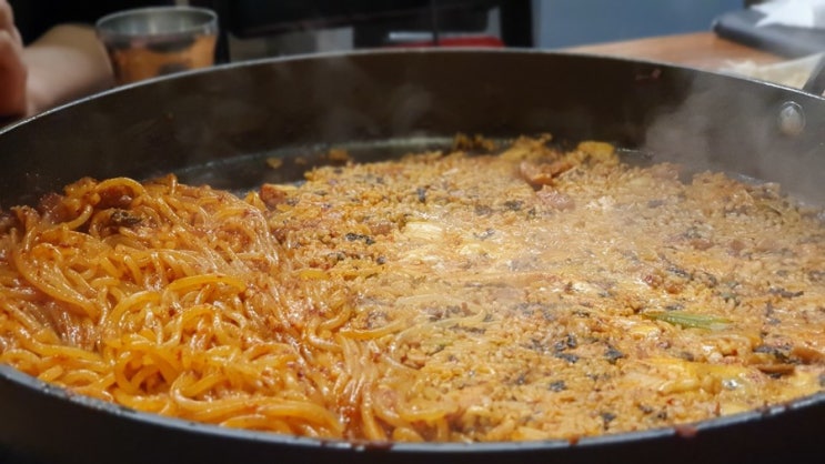 유가네 닭갈비 하면 철판볶음밥에 쫄면사리지