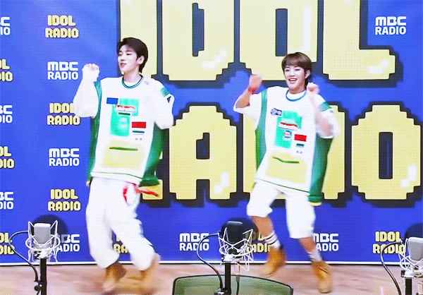 아이돌라디오 동키즈 아이캔 문익&재찬 '여름 안에서 + 캥거루' 댄스 움짤! 아이돌라디오 동키즈 아이캔 문익&재찬 '여름 안에서 + 캥거루' 댄스 움짤!