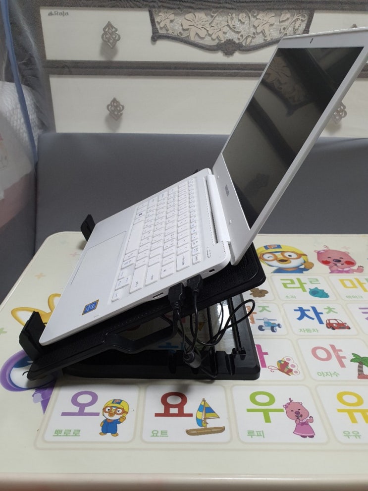  노트북 쿨러 받침대:노트북 눈높이를 맞춰 거북목 예방하자