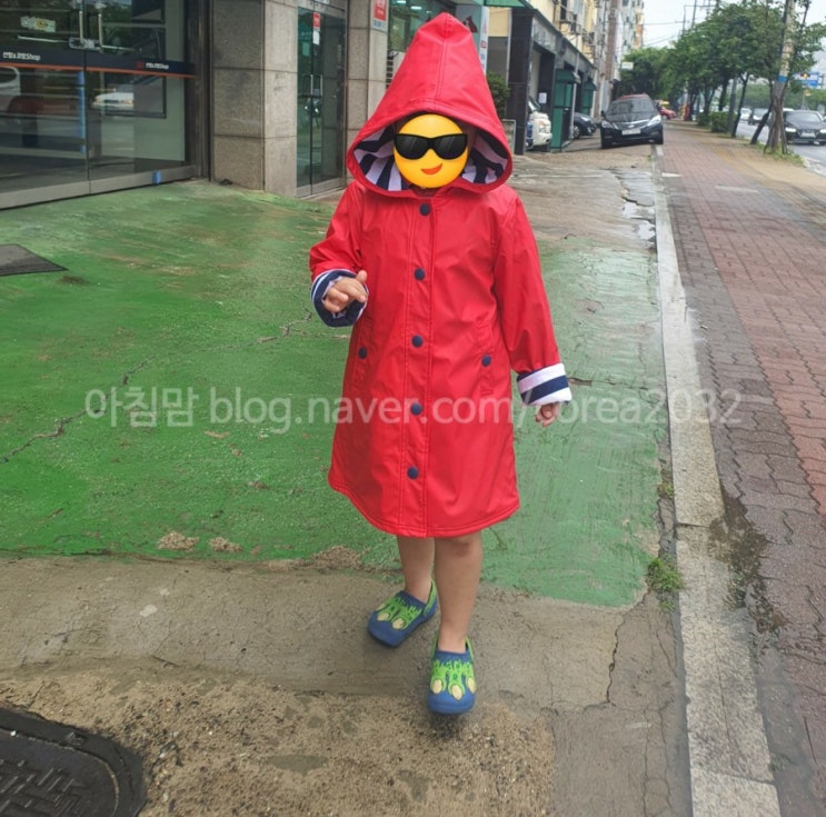  폭우와 태풍 대비 필수품 튼튼한 우비 찾으신다면 해즈 아동용 레인코트 추천해요