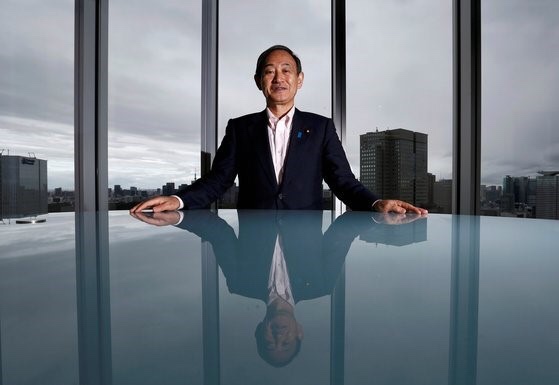  ‘도련님’ 아닌 ‘흙수저’ 스가, 포스트 아베
