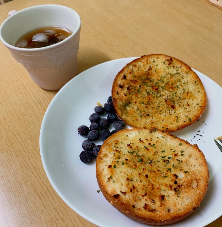 간단한 요리 : 마늘빵, 샥슈카, 스팸마요덮밥
