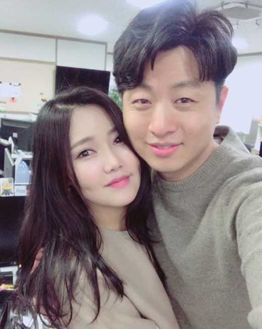  유상무 나이 와이프 부인 아내 직업 작곡가 김연지 결혼 나이차이 자녀 주작녀 키 학력 고향 몸무게 혈액형 가족관계 전여친 종교 싸움 성폭행 인스타